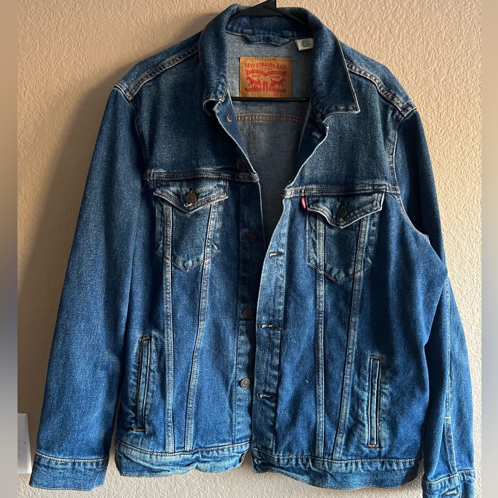 Levi Men's medium wash Denim Trucker Jacket, size L